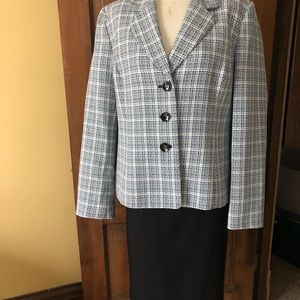 Black and Blue Le Suit skirt suit. Size 16